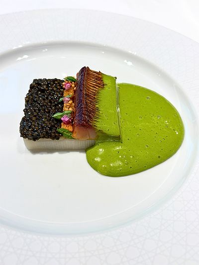 魚料理は「ル・カレ／炙り焼きサバ、キャビア、とろけるポロネギとマスタードシード 抹茶とシェリービネガーのサバイヨン」。