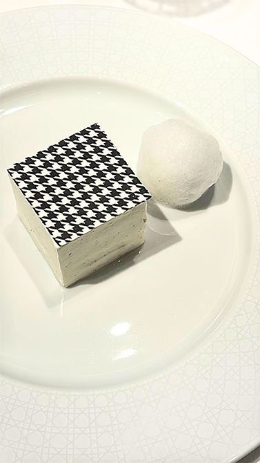デザートは「ル ミルフィーユ ブラン ピエドプール／バニラクリーム＆ジャスミンのミルフィーユ」。