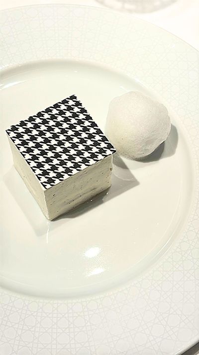 デザートは「ル ミルフィーユ ブラン ピエドプール／バニラクリーム＆ジャスミンのミルフィーユ」。
