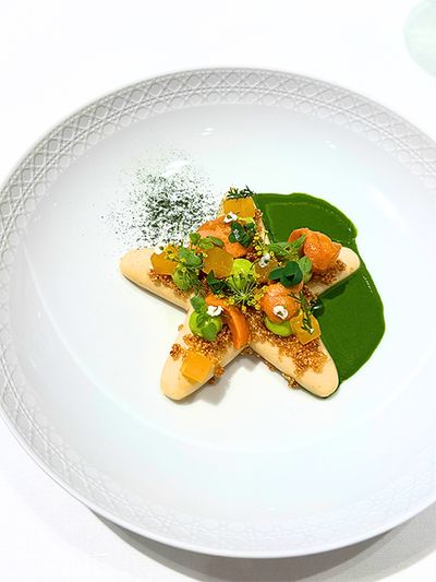 アミューズに続けて出された皿は「レトワール ドゥ メール／ウニと蕎麦茶のババロア、蜜柑とディルのコンディメント、キンレンカのクーリ」。