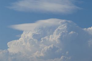 帽子をかぶったような「頭巾雲」。天気の急変を察知できる特徴的な雲とは