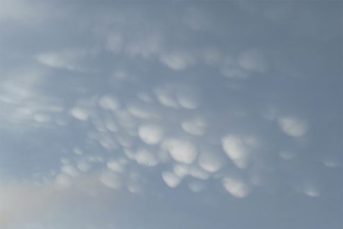 雲の底にできるボコボコとした「乳房雲」。暗い色をしていたら、雷雨に注意