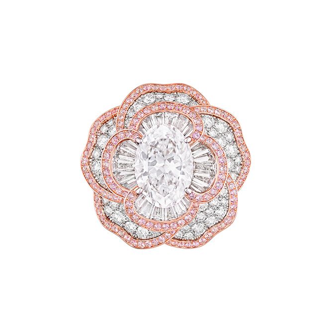 「Symbole Camélia Rose リング」 メゾンシャネルのスタイルを体現するカメリアの花。グラフィカルな花の中心で10.32カラットのオーバルカットダイヤモンドが力強く、純粋に輝く。