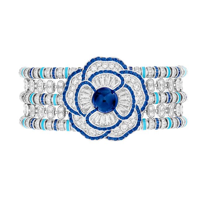 「Symbole Saphir ブレスレット」 ブルーのカラーパレットで彩られたカメリア。10.61カラットのブルーサファイアの花芯を取り巻く花びらもブルーサファイアの輝きをまとう。