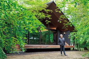 小山薫堂さんが軽井沢の森の中で友人と過ごすオフモードの時間
