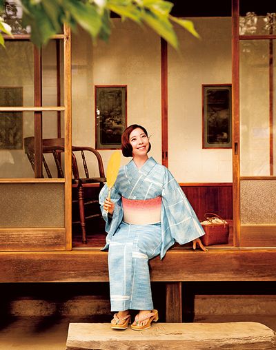 淡藍地を伸びやかに飛ぶ縁起のよいトンボ