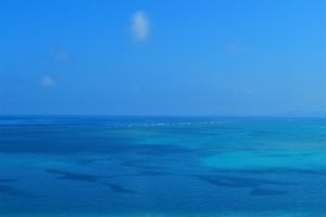 青空と青い海。同じ青色でも違って見えるのはなぜ