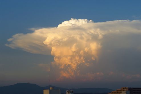 限界を超える雲がある？ かなとこ雲の上に飛び出す「オーバーシュート」