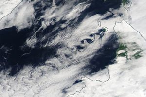 夏の北の海に現れる雲の渦。北海道で見られる「カルマン渦列」の秘密