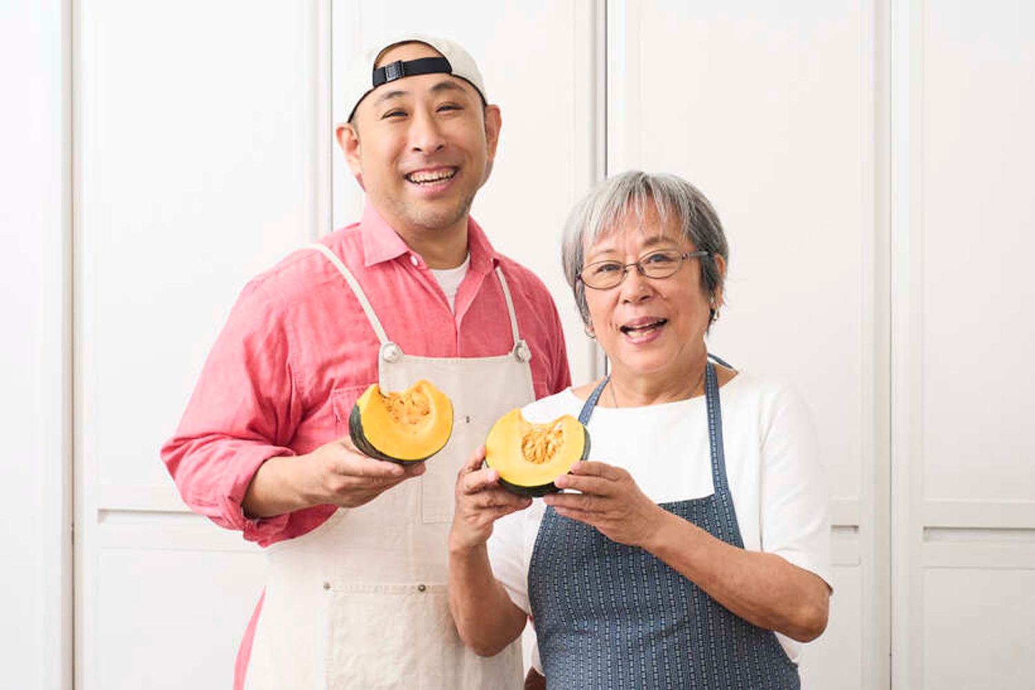 かぼちゃを持つ杵島直美さん、きじまりゅうたさん。