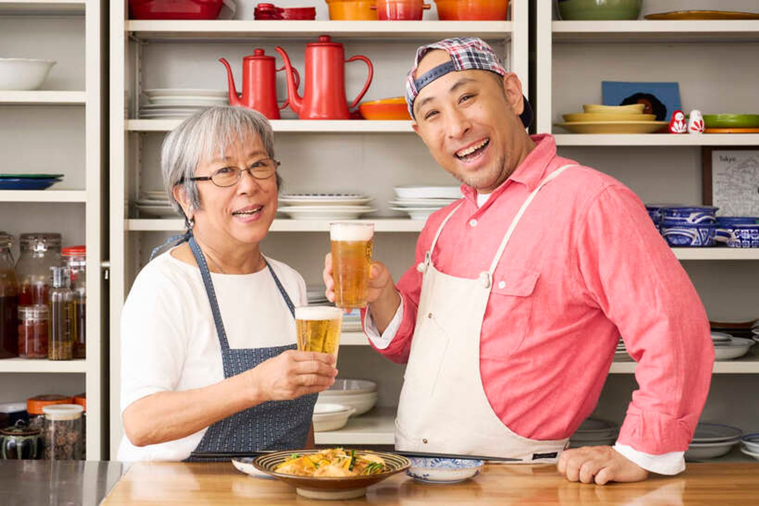 完成して乾杯する、杵島直美さん、きじまりゅうたさん。