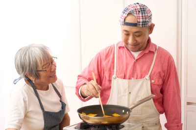 料理中の杵島直美さん、きじまりゅうたさん。