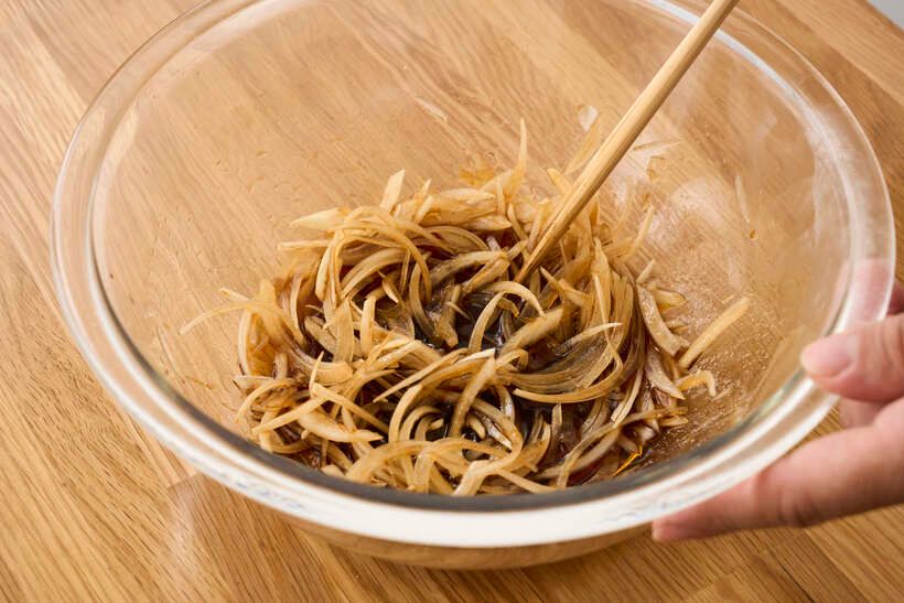 漬け汁の調味料で玉ねぎをマリネして、辛みと旨みを調味料に移す。