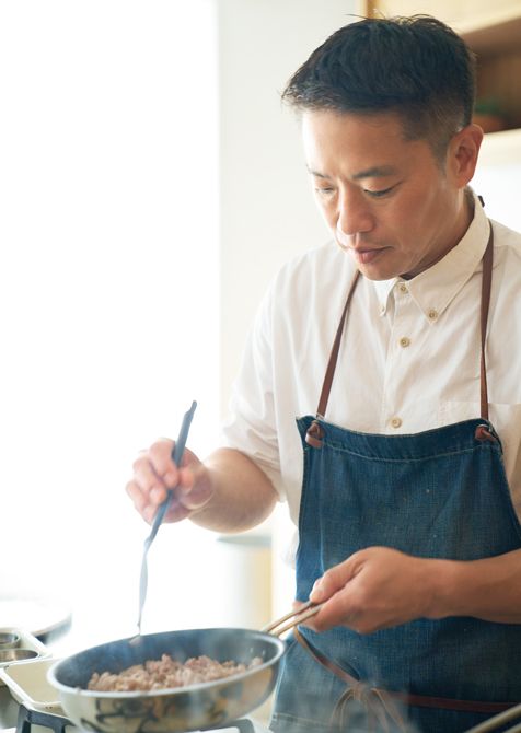 豚ひき肉は、肉から脂が出るため、油をひかずに火にかける。焼き色がついてからほぐしはじめると香ばしい。