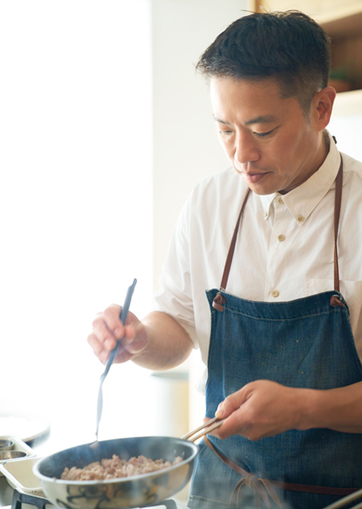 豚ひき肉は、肉から脂が出るため、油をひかずに火にかける。焼き色がついてからほぐしはじめると香ばしい。