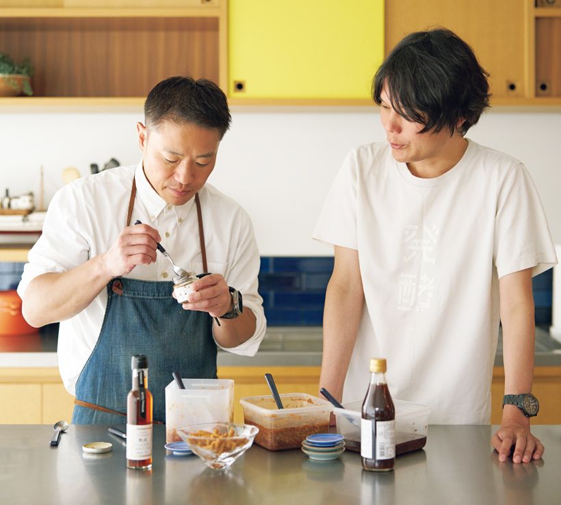 「発酵好きに誘われて、世界中の未知なる食と酒を探求しています」(小倉さん) 「食文化を辿る旅、いつか一緒に」(栗原さん)手土産や、心平さんが試作した保存時期違いの野菜醬油麴の試食で盛り上がる。