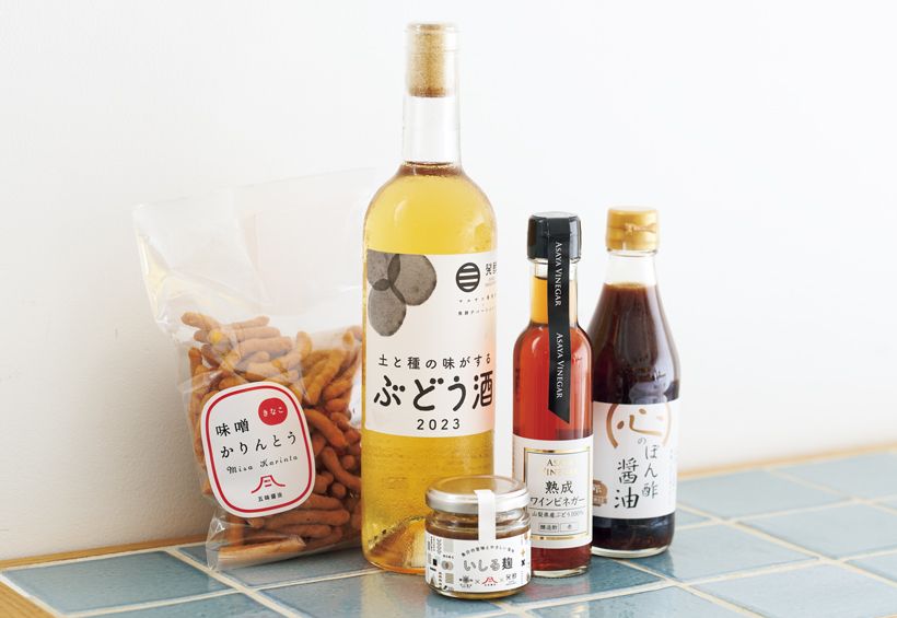 ヒラクさんが差し入れた「発酵デパートメント」で扱う品々。「僕の拠点、山梨に遊びに来ていただきたいので、山梨しばりで」。