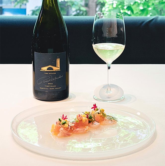 「Fumé Blanc, The Estates Oakville 2021」に合わせた前菜は「昆布締めした小値賀イサキと宮崎県産アップルマンゴーのマリネ 初夏野菜のサルピコン」。
