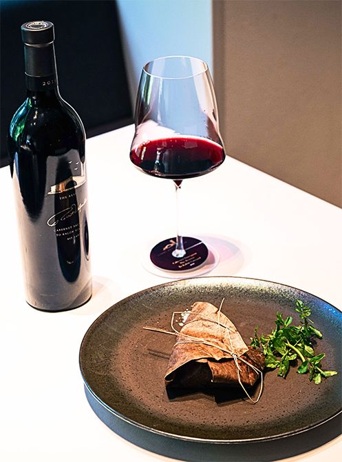 「Cabernet Sauvignon, The Reserve To Kalon Vineyard 2019」に合わせた「黒毛和牛フィレ肉 朴葉の包み焼き マルシャン・ド・ヴァンをジャポニゼに」。