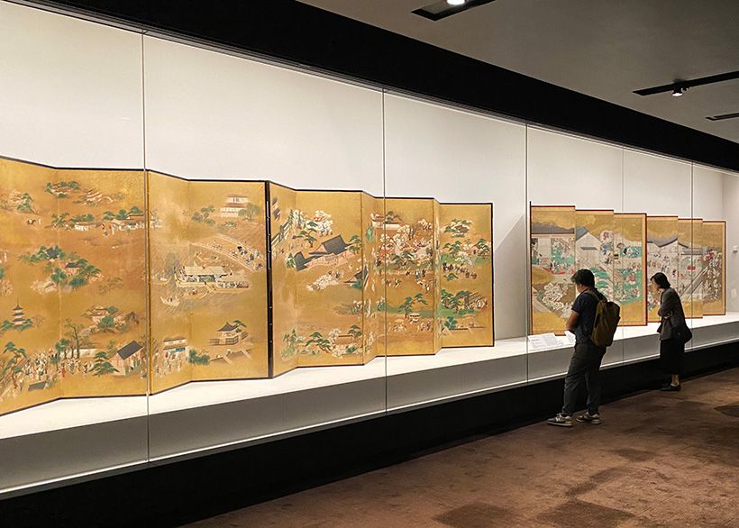 巨大な屏風に描かれた江戸の人々の様子を、間近に鑑賞できる