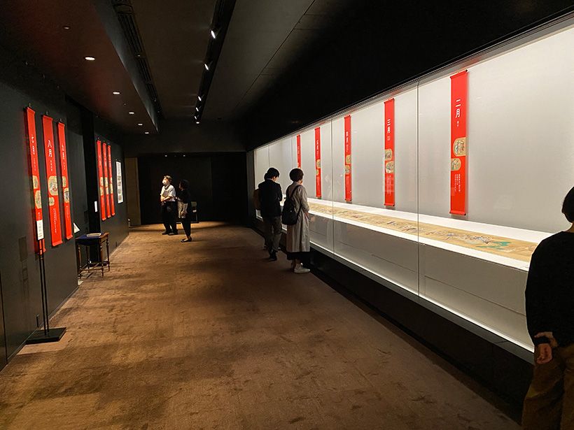 長大な巻図に描かれた年中行事を、1月から順を追って鑑賞できる