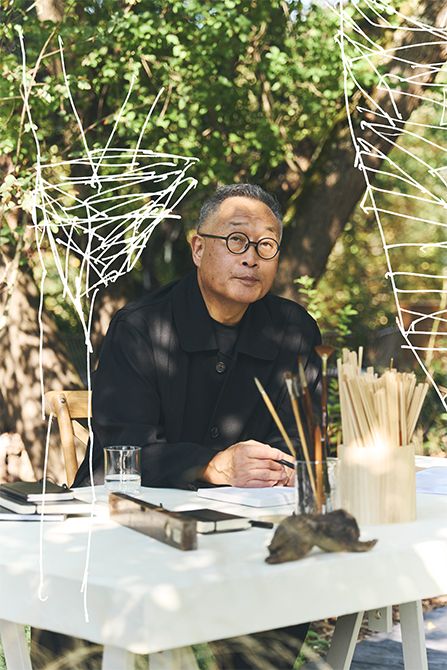 朝靄に包まれたぶどう畑を歩きながら作品の着想を得て、その後ドローイングを重ねた。