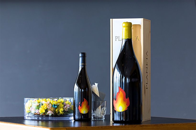 「Chardonnay On Fire」のボトルにはワインの説明はなく、描かれるのは絵文字の炎のみ。左が通常の750ml入り、右が3L入りのジェロボアム。