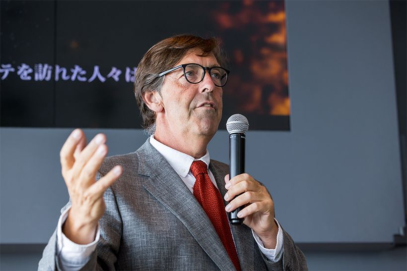 シチリア島でシャルドネのワイン造りを始めた経緯について話すアレッシオ・プラネタ氏。