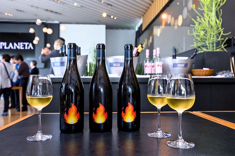 炎が描かれた「Chardonnay On Fire」のボトル。ワインは透明感があり輝きのある黄金色で、シチリアのテロワールを反映して、熟したアプリコットやトロピカルフルーツ、ホワイトメロン、白い花の香り、柑橘のアロマが特徴。樽熟成によりバニラのニュアンスが加わる。