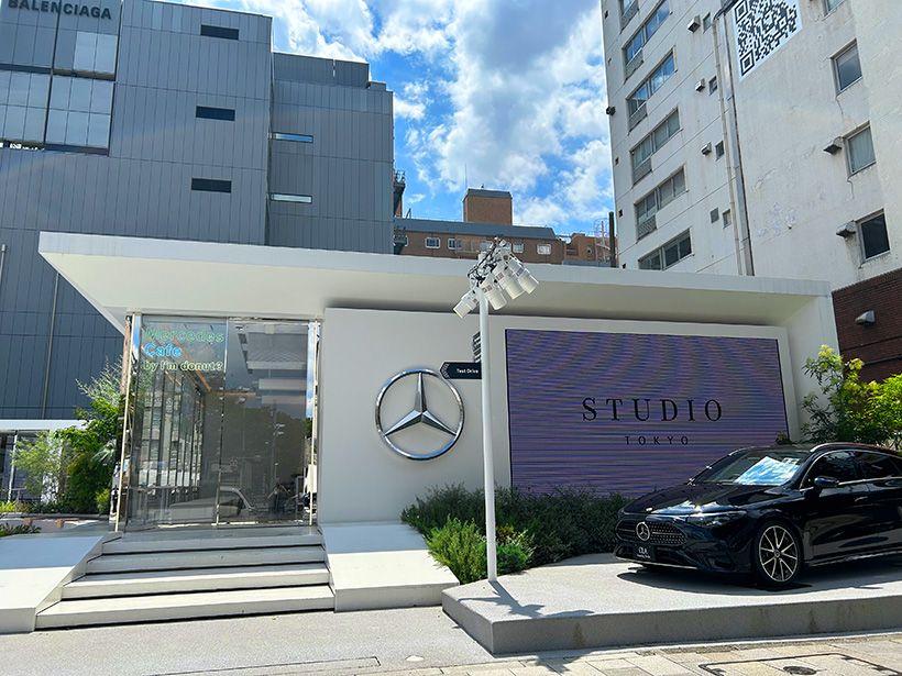 表参道の交差点に面する"Mercedes-Benz Cafe by I'm donut？"。11時の開店から幅広い世代が訪れていた。