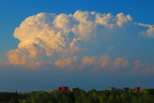 高い空には雪と氷がある。猛暑の夏の空の極寒の世界