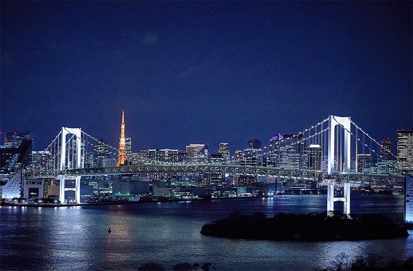 夜は、レインボーブリッジの向こうに東京タワーが輝く東京湾の夜景が楽しめる。