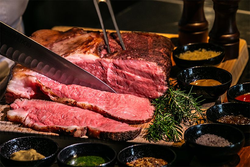 発酵調味料である塩麹が肉の旨味を引き出し、しっとりと柔らかな食感に。ローストビーフ丼やパンに挟んでサンドイッチ風などのアレンジも楽しめる(ディナータイムは「国産牛サーロインのローストビーフ」を提供)。