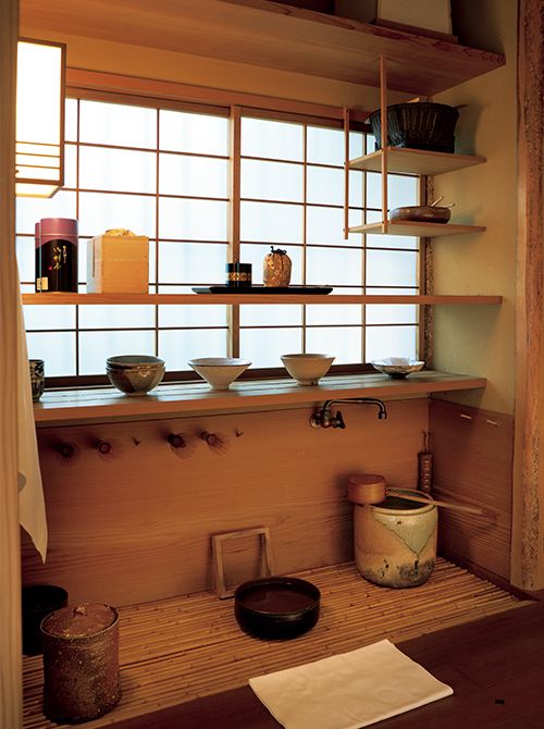 成趣庵（じょうしゅあん）の水屋。道具をすぐに使える状態に整え、定位置に置くことによって、無駄のない動作ですみやかに茶室に運ぶことができる。