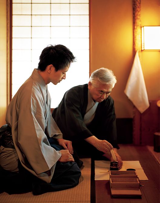 お茶を掃き終えた若宗匠に、指導を行う宗実家元。小羽根を握る家元の視点は鋭く的確で、最後の一微細にまで向けられる。直々に教えを受けることは、技術の継承に留まらず、茶の湯の深い精神を次代へと繫ぐ大切な時間だと若宗匠。お点前も水屋での仕事も、日常のすべての営みの延長にあることを、家元の美しい身のこなしから学んでいるという。