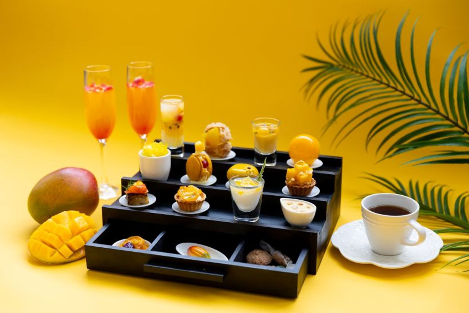 全15品の「スペシャルアフタヌーンティー」。1人に対して1台提供される。左奥のドリンクは、アルコール飲み放題プラン（1万1000円）限定で提供される「季節のスペシャルドリンク」。