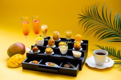 全15品の「スペシャルアフタヌーンティー」。1人に対して1台提供される。左奥のドリンクは、アルコール飲み放題プラン（1万1000円）限定で提供される「季節のスペシャルドリンク」。