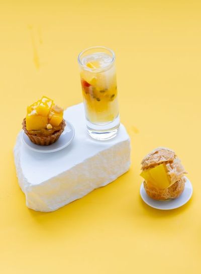 左から、「バナナタルトの南国仕立て」、「トロピカルフルーツのシャンパンジュレ」、「シューキャラメルアナナス」。