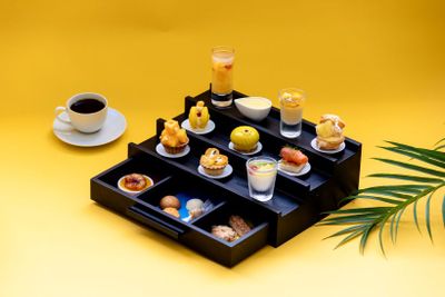 全12品の「スタンダードプラン」（7000円）。デザート8品とセイボリー4品が並ぶ。