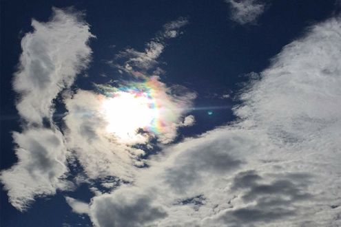 「台風一過」の空が爽やかに晴れるのはなぜ？ 台風の前後で空気が変わる理由
