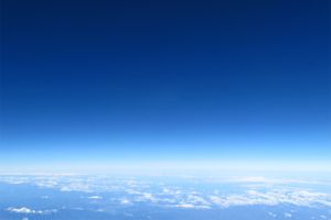 飛行機の窓から楽しむ「空のグラデーション」。上空だからこそ見られる景色です