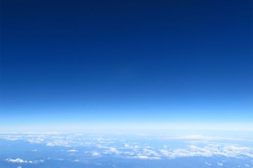 飛行機の窓から楽しむ「空のグラデーション」。上空だからこそ見られる景色です