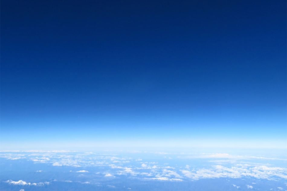 飛行機の窓から楽しむ「空のグラデーション」。上空だからこそ見られる景色です