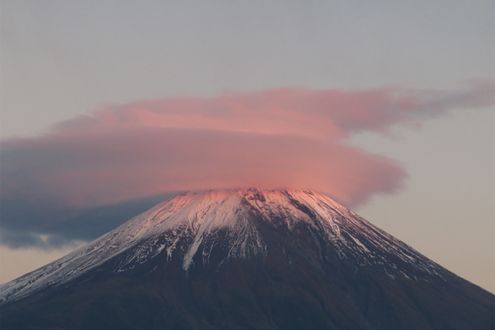 山の日には山にまつわる雲の話を。山と気流が作り出す「笠雲」と「旗雲」