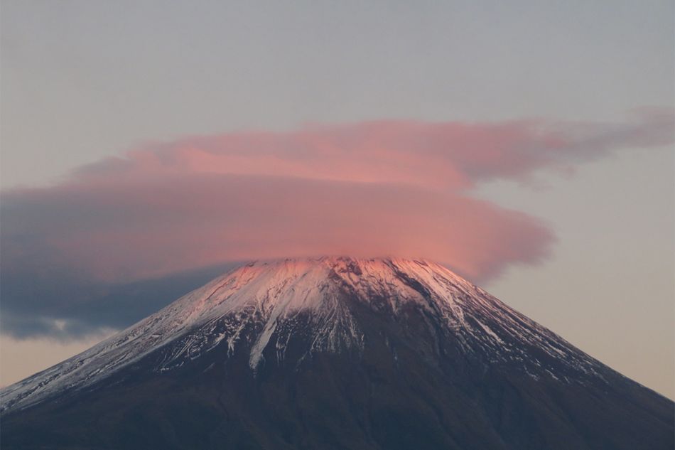 山の日には山にまつわる雲の話を。山と気流が作り出す「笠雲」と「旗雲」