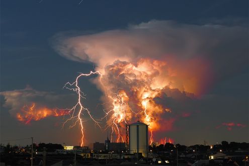「青天の霹靂」は比喩でなく実際に起こる。雷鳴が聞こえる場所では落雷の危険