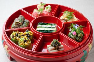 夏におすすめの琉球薬膳レシピ。東道盆で華やかに盛り付けた7品をご紹介