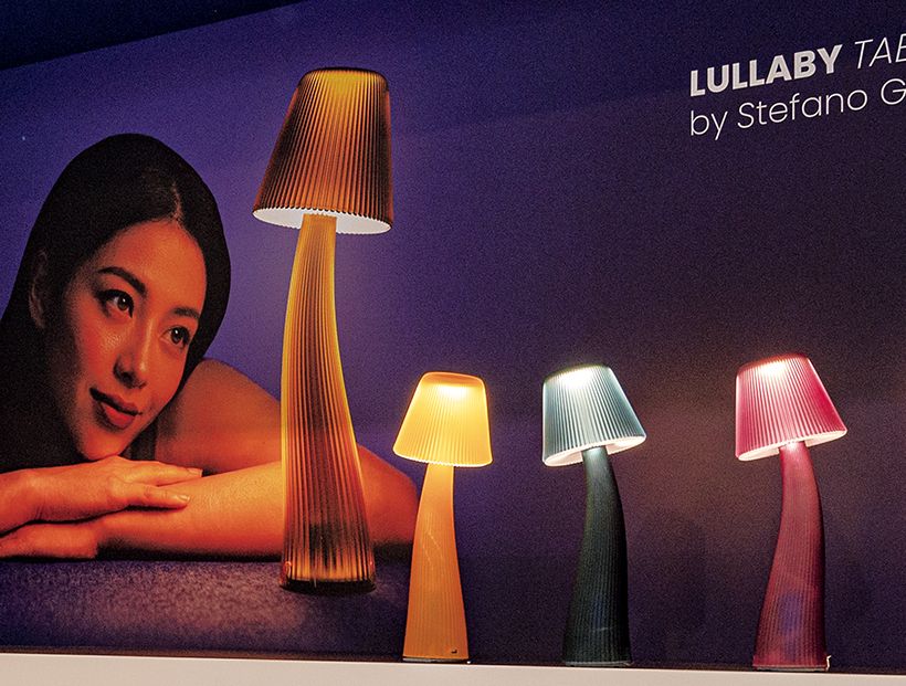 小さなきのこから着想を得た充電式テーブルランプ「ララバイ」も、ステファノ氏のデザイン。