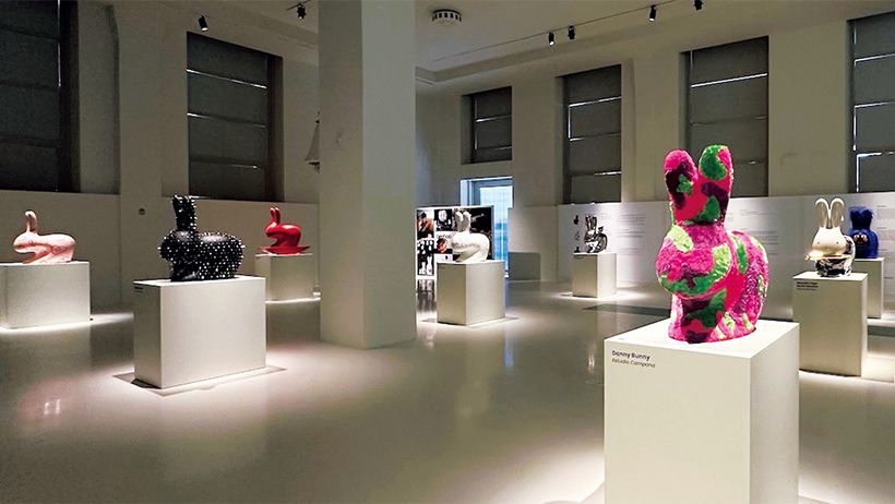 市内で開催された『RABBIT UNBOUND EXHIBITION』展。ベストセラーの「ラビットチェア」を、マルセル・ワンダースをはじめ著名デザイナー11組が再解釈。すべて⼀点物のハンドクラフトで、パリのオークションハウス、「Piasa」に出品された。