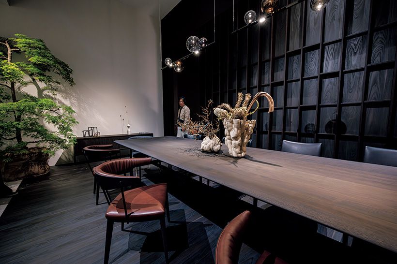 「VESPER armchair」のダイニング空間。